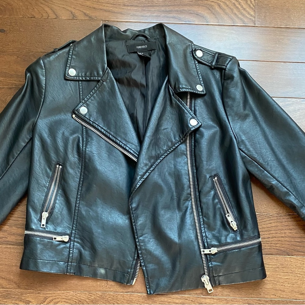 forever 21 black faux leather zip up jacket in size small with  pockets